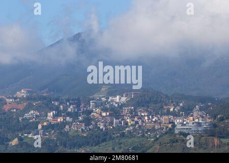 SA Pa Vietnam Città, viste e le alte montagne a SA Pa, Vietnam Foto Stock