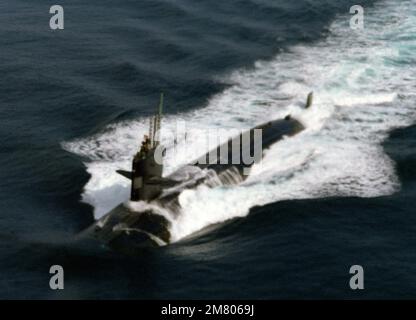 Una vista aerea di prua porto di un sottomarino di attacco nucleare classe Sturgeon in corso. Nazione: Oceano Indiano (IOC) Foto Stock