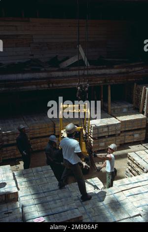 I pallet con gusci da 155 mm vengono sollevati da una nave da carico durante le operazioni DI SALVATAGGIO condotte dalle società di trasporto 155th, 567th e 870th. Soggetto operativo/Serie: LIFELINE base: Southport Stato: North Carolina (NC) Paese: Stati Uniti d'America (USA) Foto Stock