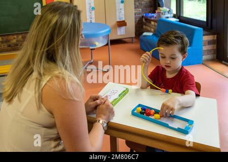 SOSTEGNO ALL'INTEGRAZIONE DEI BAMBINI CON DIFFICOLTÀ NELLE SCUOLE PUBBLICHE, SCUOLA MATERNA ROGER SALENGRO, LOUVIERS, EURE, NORMANDIA, FRANCIA Foto Stock