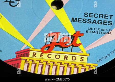 Viersen, Germania - Novembre 9. 2022: Primo piano di dischi isolati in vinile con il logo di british Jet Records etichetta musicale Foto Stock