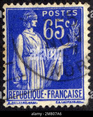 TIMBRE OBLITÉRÉ MARIANNE BLEUE. POST. RÉPUBLIQUE FRENCH. 65 C. Foto Stock