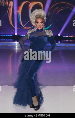 Hemel Hempstead, Regno Unito. 11 gennaio 2023. La Vivienne ha raffigurato ad un Photocall per la nuova serie di Dancing on Ice tenutasi presso gli ITV Studios. Credit: Alan D West/EMPICS/Alamy Live News Foto Stock