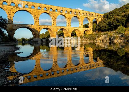 IL PONT DU GARD A TRE LIVELLI, ANTICO ACQUEDOTTO ROMANO CHE ATTRAVERSA IL FIUME GARDON E RISALE AL I SECOLO A.C., ELENCATO COME MONUMENTO STORICO, VERS-PONT-DU-GARD, FRANCIA Foto Stock