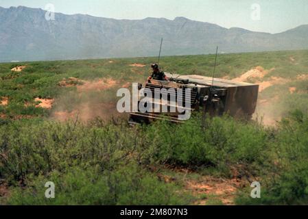 Un lanciatore di caricatrici semoventi (SPLL) viene portato in posizione di sparo dai membri della 3rd Battaglione, 6th Field Artillery, 1st Infantry Division. Base: Fort Bliss Stato: Texas (TX) Nazione: Stati Uniti d'America (USA) Foto Stock