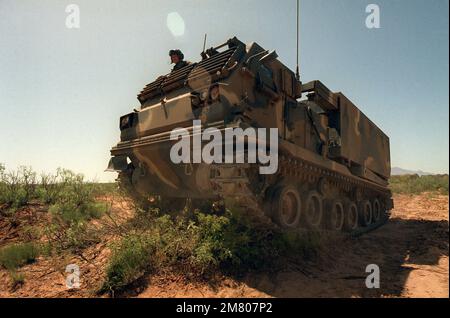 Un lanciatore del caricatore semovente (SPLL) viene portato in posizione di attivazione dai membri del 3rd BN., 6th Field Arty., 1st INF. Div Base: Fort Bliss Stato: Texas (TX) Nazione: Stati Uniti d'America (USA) Foto Stock