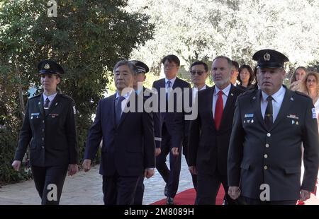 GERUSALEMME, ISRAELE - GENNAIO 11: Ambasciatore della Repubblica di Corea, S.E. Il sig. Kim Jin-Han è accolto dalla guardia d'onore quando arriva alla residenza del presidente per dare una lettera di credenziale al presidente israeliano Isaac Herzog il 11 gennaio 2023, a Gerusalemme, Israele. Foto Stock