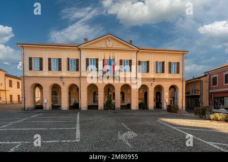 Peveragno, Cuneo, Italia - 09 gennaio 2023: Edificio del municipio in stile neoclassico in piazza Pietro Toselli Foto Stock