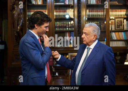 Il presidente messicano Andres Manuel Lopez Obrador (R) e il primo ministro canadese Justin Trudeauon (L) si parlano a margine del vertice dei leader nordamericani del 10th al Palazzo Nazionale di Città del Messico, il 10 gennaio 2023.. Foto dell'ufficio stampa canadese PM / UPI Foto Stock