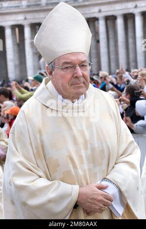 Il Cardinale australiano George Pell, Papa Benedetto XVI si è fatto un'onda durante una messa di canonizzazione a San Piazza Pietro, Vaticano, 17 ottobre 2010. Foto Stock