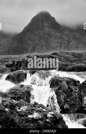 Skye Fairy piscine con sgurr uno sfondo Foto Stock