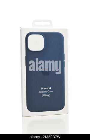 IRVINE, CALIFORNIA - 7 GEN 2023: Una custodia in silicone per iPhone 14 MagSafe box di Apple. Foto Stock