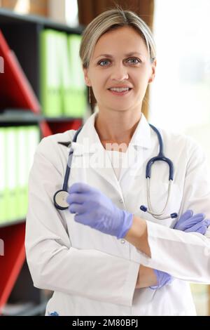 Medico fidato con stetoscopio guarda la fotocamera. Foto Stock