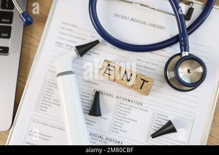 Stetoscopio e strumenti medici per la diagnosi di malattie ENT su documenti medici. Foto Stock