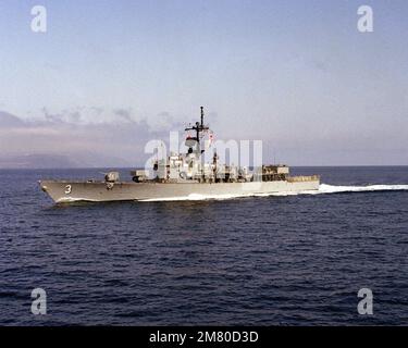 Una vista di prua del portuale della fregata missilistica guidata USS SCHOFIELD (FFG 3) in corso. Paese: Sconosciuto Foto Stock