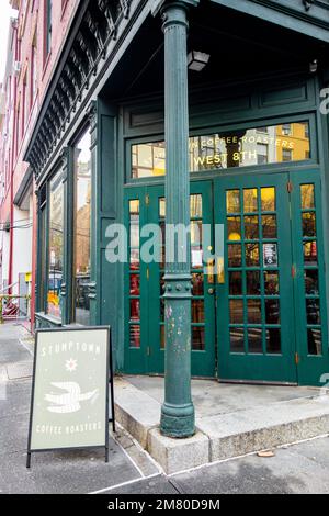 Stumptown Coffee Roasters all'angolo di 8th Street e MacDougal a Greenwich Village, New York City, NY, USA Foto Stock