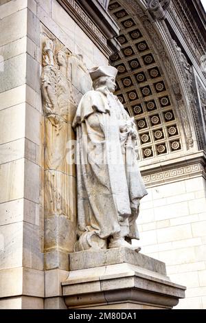 Statua sul Washington Square Arch di Hermon Atkins MacNeil di George Washington accompagnata da Fame e Valor, Greenwich Village, NYC, USA Foto Stock