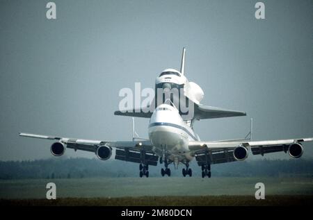 Lo Space Shuttle Orbiter Enterprise (OV-101), montato sul suo velivolo della NASA 747-123, arriva in aeroporto. L'azienda sarà in mostra al pubblico per celebrare il bicentenario dell'aria e dello spazio. Base: Aeroporto internazionale di Dulles Stato: Virginia (VA) Paese: Stati Uniti d'America (USA) Foto Stock