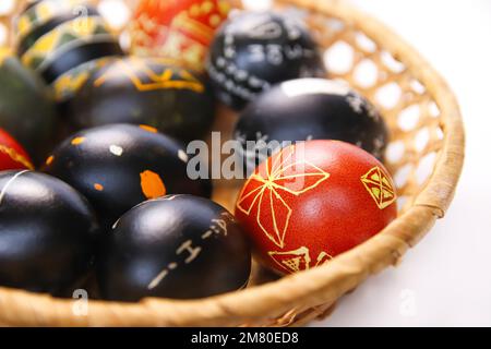 Defocus Pasqua uovo nero con ornamento albero. Primo piano uova di Pasqua color pastello su sfondo bianco. Concetto minimo di celebrazione pasquale. Fuori fuoco Foto Stock