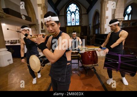 Shumei Taiko performance di batteristi professionisti giapponesi presso la Chiesa di All Saints a Highgate, che i giapponesi usano come chiamata spirituale alla natura. Foto Stock