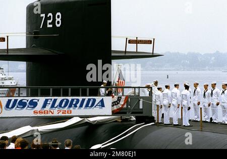 Gli equipanti sono al corrente del ponte durante la rottura della bandiera durante la cerimonia di messa in servizio del sottomarino missilistico strategico nucleare USS FLORIDA (SSBN-728). Base: Groton Stato: Connecticut (CT) Nazione: Stati Uniti d'America (USA) Foto Stock