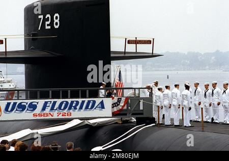 Gli equipanti sono al corrente del ponte durante la rottura della bandiera durante la cerimonia di messa in servizio del sottomarino missilistico strategico nucleare USS FLORIDA (SSBN-728). Base: Groton Stato: Connecticut (CT) Nazione: Stati Uniti d'America (USA) Foto Stock