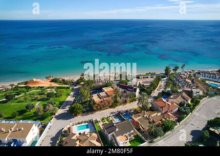 Punto di vista drone, ripresa aerea della città spagnola di Dehesa de Campoamor durante il giorno di sole. Spagna Foto Stock