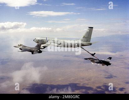 Una vista posteriore aria-aria sinistra di un aereo della Guardia aerea dell'Ohio KC-135 Stratotanker mentre rifornisce l'aereo di prova F-16/750 AFTI (Advanced Fighter Technology Intergration). Un aereo F-16 Fighting Falcon standard rimane in piedi durante l'operazione. Paese: Sconosciuto Foto Stock