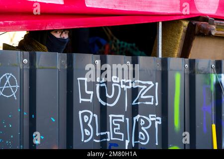 Gli attivisti del clima si sono barricati nel villaggio lignite tedesco di Lutzerath, nella Renania settentrionale-Vestfalia. Gli attivisti occupano il villaggio da più di due anni per evitare che scompaia dalla faccia della terra, come concordato in un accordo negoziato dai leader politici. La compagnia energetica RWE mina la lignite, che gli attivisti colpevolizzano per il riscaldamento globale e l'inquinamento da CO2. All'inizio di questa mattina, la polizia ha iniziato ad evacuare il villaggio. Foto Stock