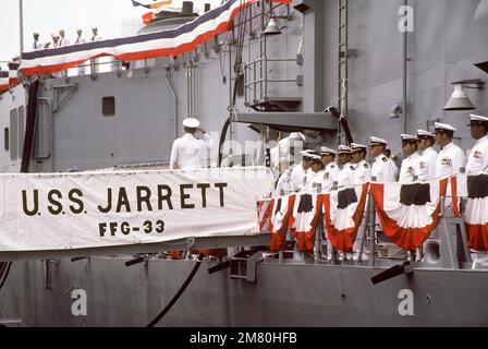 Ufficiali e crewmen si trovano sul ponte della fregata missilistica guidata USS JARRETT (FFG 33) durante la cerimonia di messa in servizio. Base: Naval Air Station, Long Beach Stato: California (CA) Paese: Stati Uniti d'America (USA) Foto Stock