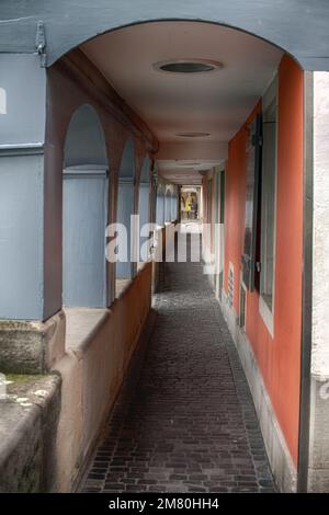 Vista sulla strada nel centro storico di Zurigo, Svizzera Foto Stock