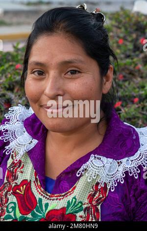 Una giovane donna indigena Zapotec nel suo abito tradizionale da San Miguel del Valle vicino a Oaxaca, Messico. Le donne di San Miguel indossano una bella mano-em Foto Stock