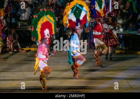 I ballerini di San Migul suonano la Danza la Pluma alla Guelaguetza di San Antonino Castillo Velasco, Oaxaca, Messico. I ballerini rappresentano Aztec wa Foto Stock