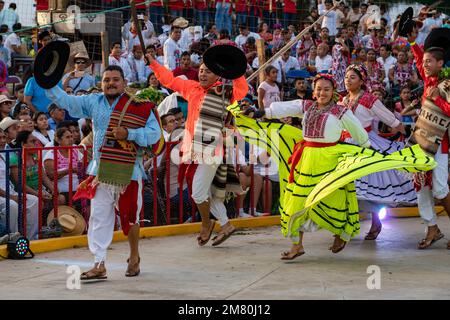 I ballerini di Ejutla de Crespo ballano il tradizionale Jarabe Ejuteco alla Guelaguetza di San Antonino Castillo Velasco, Oaxaca, Messico. Il jarabe è Foto Stock