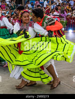 I ballerini di Ejutla de Crespo ballano il tradizionale Jarabe Ejuteco alla Guelaguetza di San Antonino Castillo Velasco, Oaxaca, Messico. Il jarabe è Foto Stock