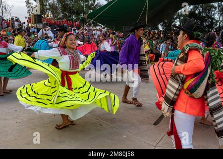 I ballerini di Ejutla de Crespo ballano il tradizionale Jarabe Ejuteco alla Guelaguetza di San Antonino Castillo Velasco, Oaxaca, Messico. Il jarabe è Foto Stock