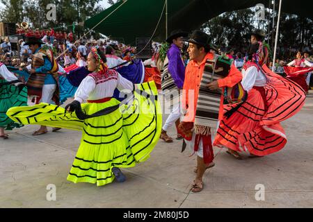 I ballerini di Ejutla de Crespo ballano il tradizionale Jarabe Ejuteco alla Guelaguetza di San Antonino Castillo Velasco, Oaxaca, Messico. Il jarabe è Foto Stock