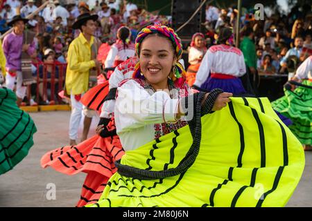 I ballerini di Ejutla de Crespo ballano il tradizionale Jarabe Ejuteco alla Guelaguetza di San Antonino Castillo Velasco, Oaxaca, Messico. Il jarabe è Foto Stock