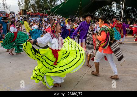 I ballerini di Ejutla de Crespo ballano il tradizionale Jarabe Ejuteco alla Guelaguetza di San Antonino Castillo Velasco, Oaxaca, Messico. Il jarabe è Foto Stock