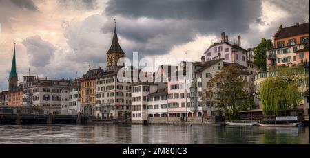 Vista sul centro della città con la famosa Chiesa di Fraumunster, Zhurich, Svizzera Foto Stock