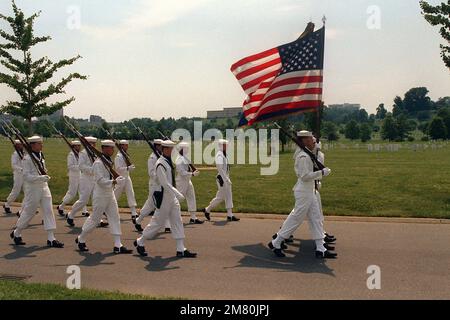 Gli Stati Uniti La Guardia Ceremonial della Marina marea verso il luogo di sepoltura presso il cimitero nazionale di Arlington durante la cerimonia funeraria per LT. CMDR. James T. Ruffin. Ruffin è stato elencato come mancante-in-azione dopo non essere ritornato dal volo di una missione al largo della costa del Vietnam del Nord il 18 febbraio 1966. Base: Arlington National Cemetery Stato: Virginia (VA) Nazione: Stati Uniti d'America (USA) Foto Stock