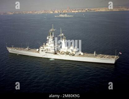 Una vista elevata del quarto porto dell'incrociatore missilistico guidato a energia nucleare USS VIRGINIA (CGN-38). Base: Livorno Nazione: Italia (ITA) Foto Stock