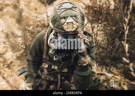 Soldato con binoculare che indaga sul luogo Foto Stock