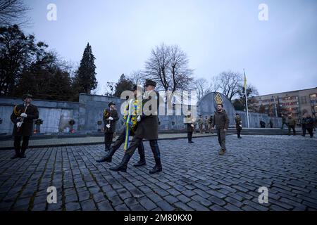 Lviv, Ucraina. 11th Jan, 2023. Il presidente ucraino Volodymyr Zelenskyy, presta una corona durante una cerimonia per onorare la memoria dei soldati ucraini uccisi durante l'invasione russa sul campo di Marte al cimitero di Lychakiv, il 11 gennaio 2023 a Lviv, Ucraina. Dall'aprile 2022, i militari uccisi durante la guerra russo-Ucraina sono stati sepolti nello storico cimitero. Credit: Ufficio stampa presidenziale Ucraina/Presidenza Ucraina/Alamy Live News Foto Stock