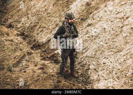 Reconnoiter militare indagando sul luogo Foto Stock