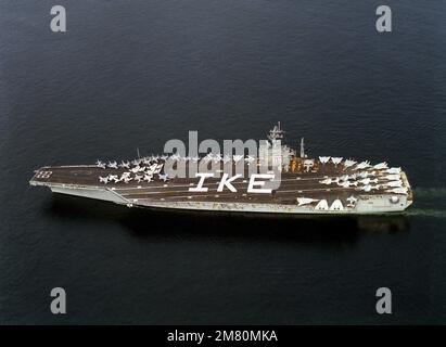 Una vista aerea del fascio del porto della portaerei a energia nucleare USS DWIGHT D. EISENHOWER (CVN-69) mentre gli equipanti si stanno formando per incantare 'IKE' sul ponte di volo. Paese: Sconosciuto Foto Stock