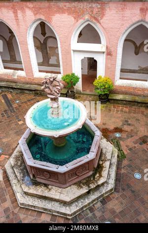 museo del castello di visegrad con fontana e archi Foto Stock