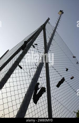 Recinzione della maglia della catena vista dal basso Foto Stock