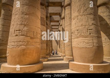 Säulen, grosse Hypostylhalle, Tempel des Amun-Re, Karnak-Tempel, Karnak, Ägypten Foto Stock