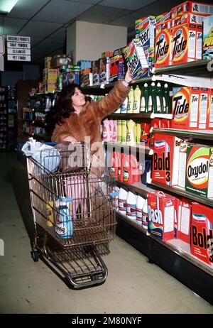 Una donna che fa shopping nel commissario di Santo Stefano, un'isola tra la città costiera sarda di Palau e l'isola di la Maddalena. Il commissario serve personale militare dalla Stazione Navale la Maddalena, che deve utilizzare un traghetto per raggiungere l'isola. Paese: Italia (ITA) Foto Stock